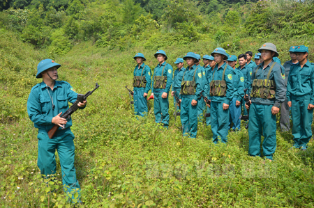 Dân quân xã Phúc Lợi, huyện Lục Yên huấn luyện nội dung kỹ thuật súng tiểu liên AK.